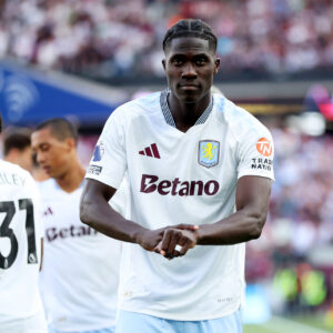 Amadou Onana crown celebration